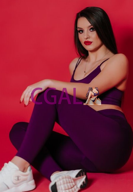 I Am A Pretty Brunette With A Hint Of Sexiness Come Meet Me